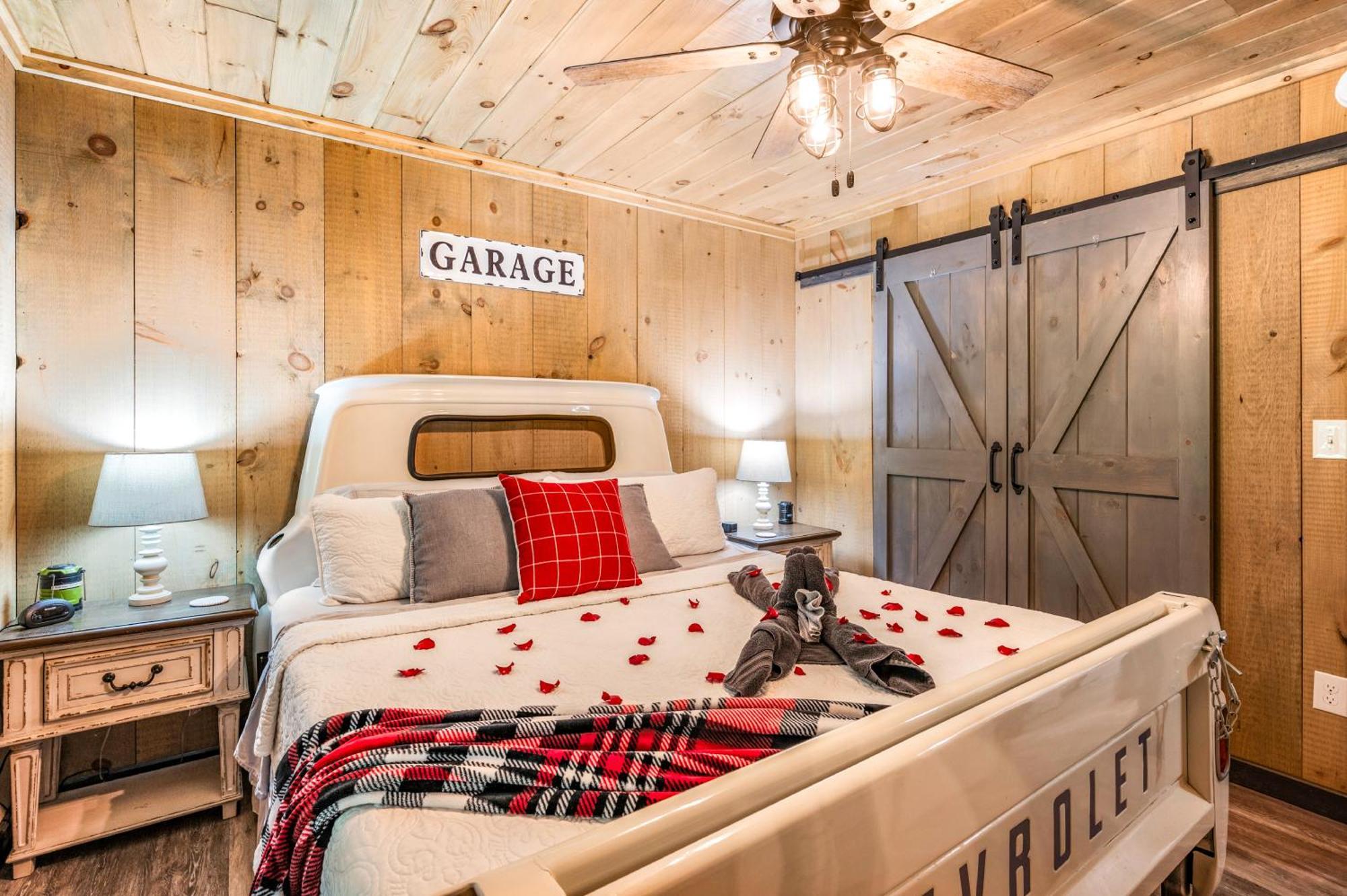 Lil Cabin In The Cove! Mtn Views, Theater, Hot Tub, Games, King Beds, Prime Location! Sevierville Exteriör bild